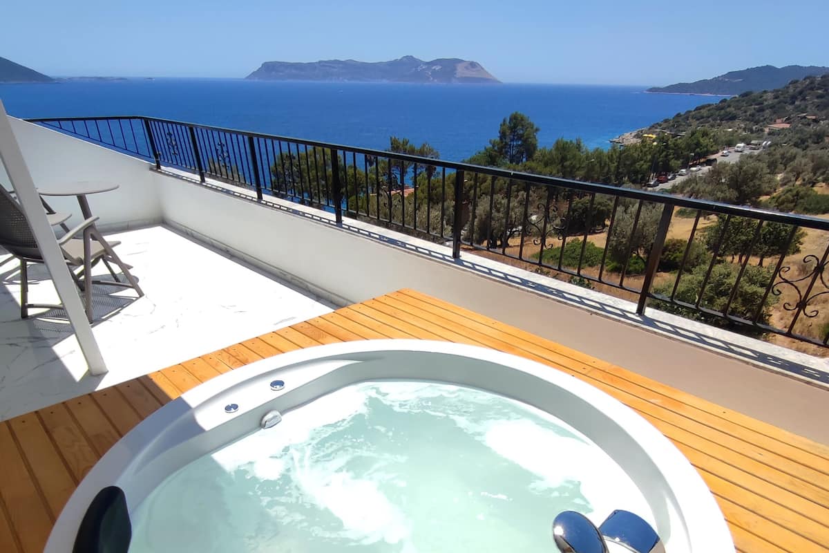 Honeymoon Loft Suite with Sea View & Jacuzzi | Minibar (mit einigen kostenlosen Artikeln), Zimmersafe, kostenloses WLAN