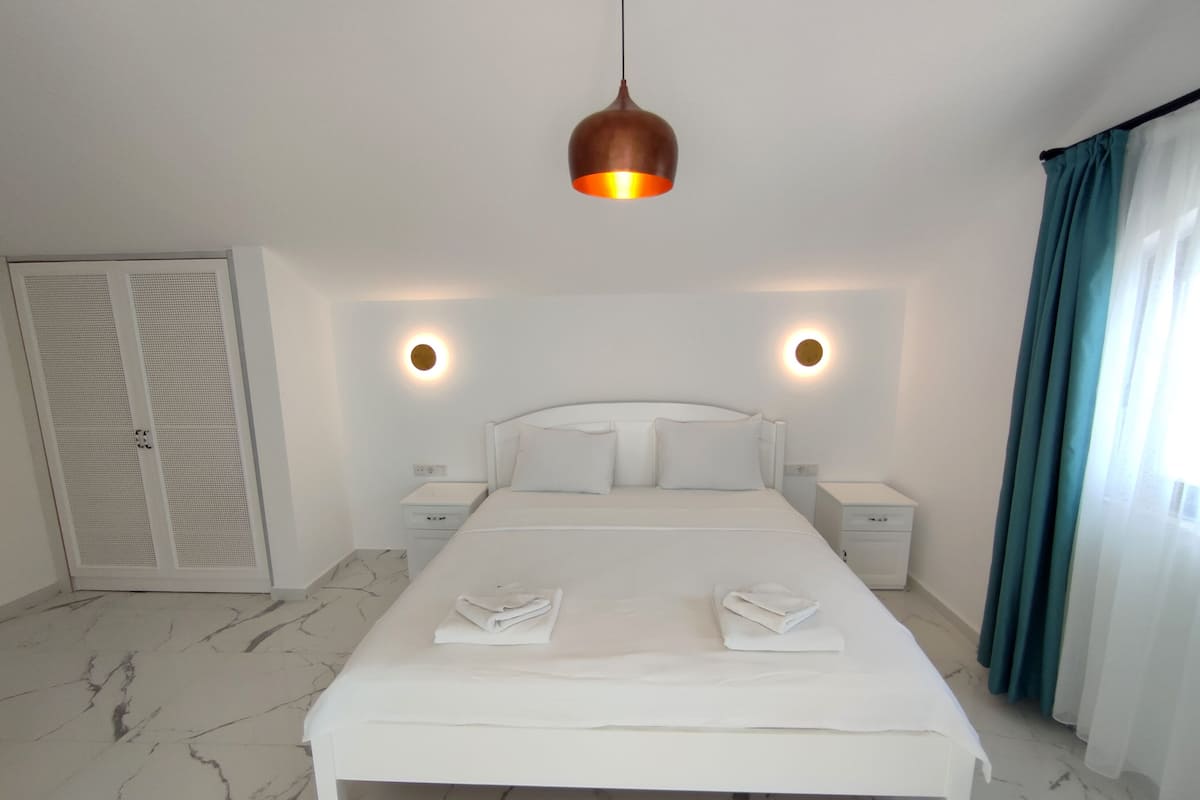 Honeymoon Loft Suite with Sea View & Jacuzzi | Minibar (mit einigen kostenlosen Artikeln), Zimmersafe, kostenloses WLAN