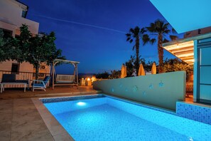 季節限定屋外プール、プール パラソル、サンラウンジャー