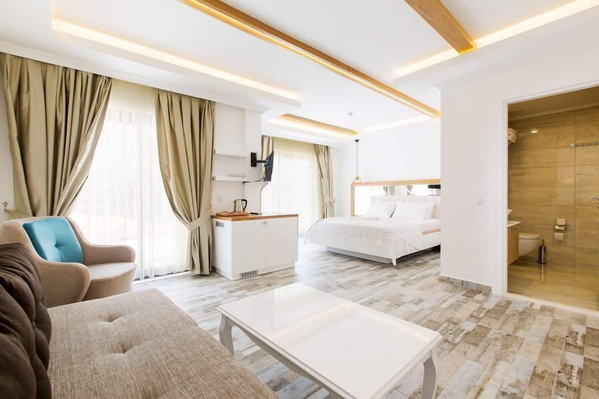 Family Room | Minibar (mit einigen kostenlosen Artikeln), Zimmersafe, kostenloses WLAN