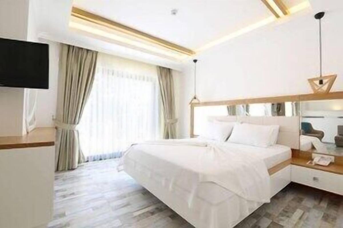 Free minibar items, in-room safe, free WiFi, bed sheets