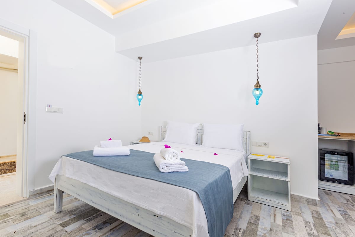 Garden Standard Room | Minibar (mit einigen kostenlosen Artikeln), Zimmersafe, kostenloses WLAN