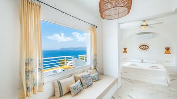 Premium Room with Sea View & Jacuzzi | リビング エリア | 液晶テレビ