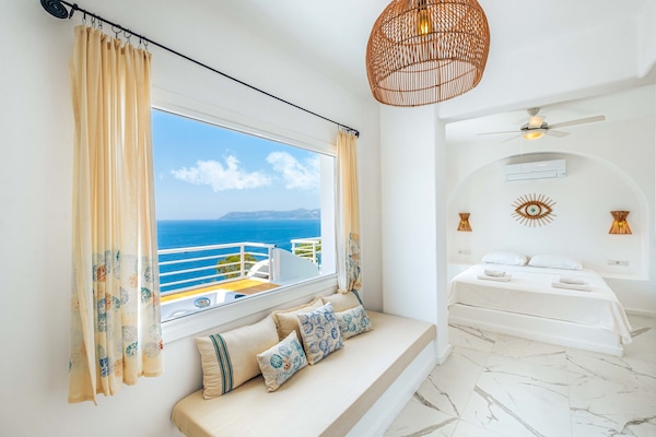 Premium Room with Sea View & Jacuzzi | Living area | LCD TV