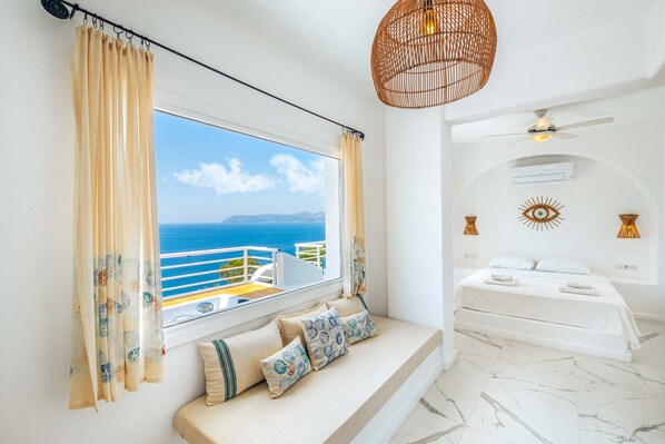 Premium Room with Sea View & Jacuzzi | Living area