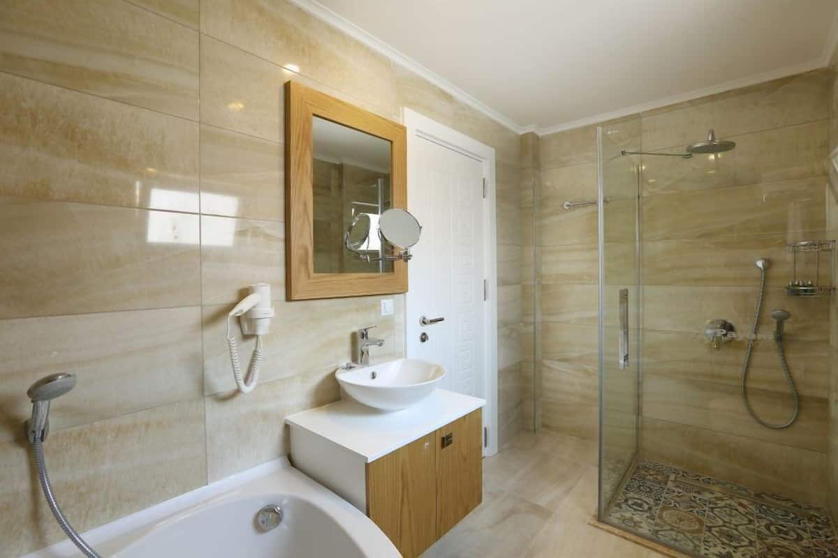 Dusche, umweltfreundliche Kosmetikartikel, Haartrockner, Hausschuhe