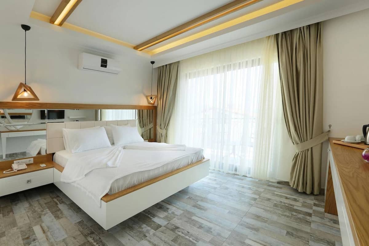 Minibar (some free items), in-room safe, WiFi (free), bed sheets