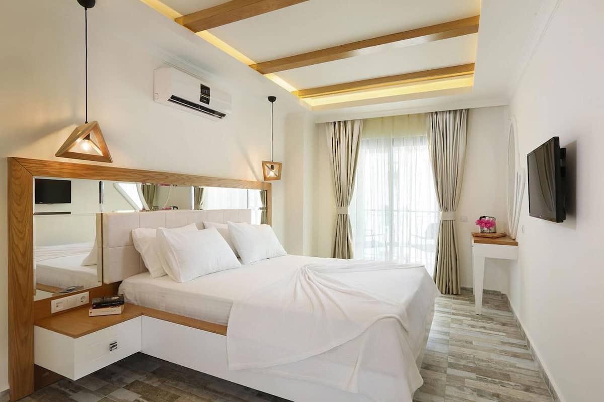 Minibar (some free items), in-room safe, WiFi (free), bed sheets