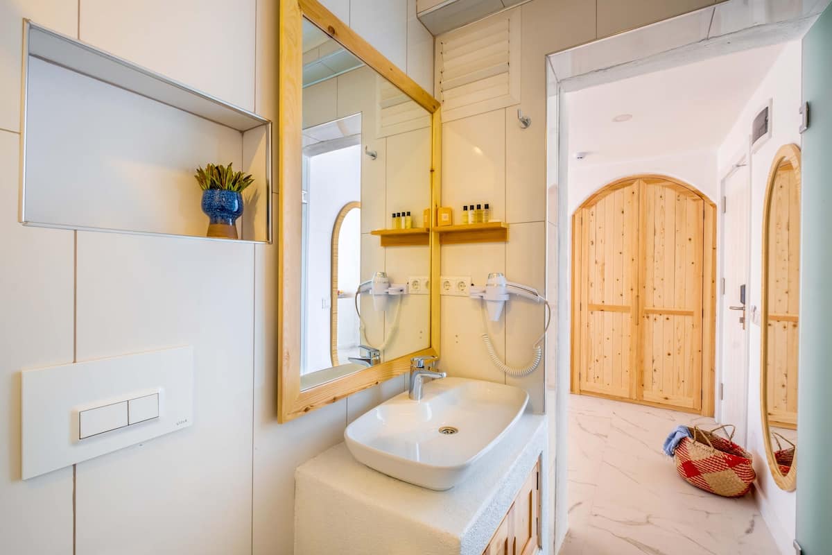 Comfort Room with Sea View | Badezimmer | Dusche, umweltfreundliche Kosmetikartikel, Haartrockner, Hausschuhe