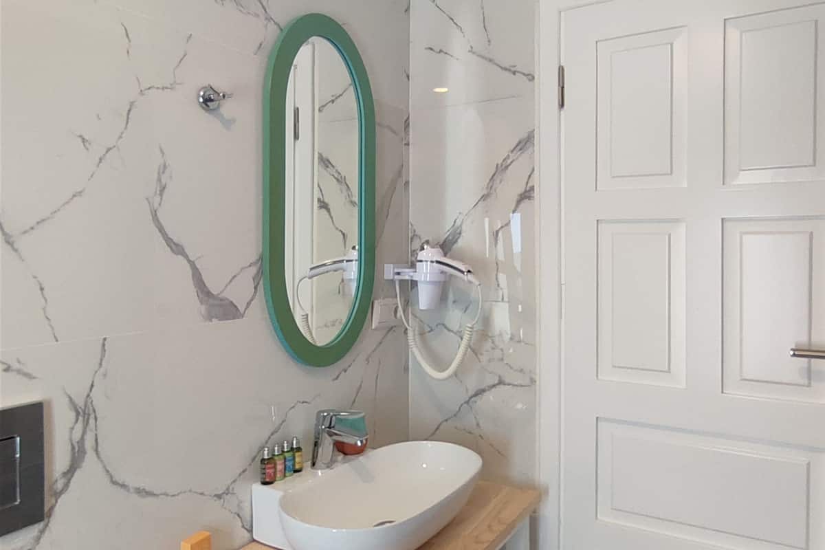 Honeymoon Loft Suite with Sea View & Jacuzzi | Badezimmer | Dusche, umweltfreundliche Kosmetikartikel, Haartrockner, Hausschuhe