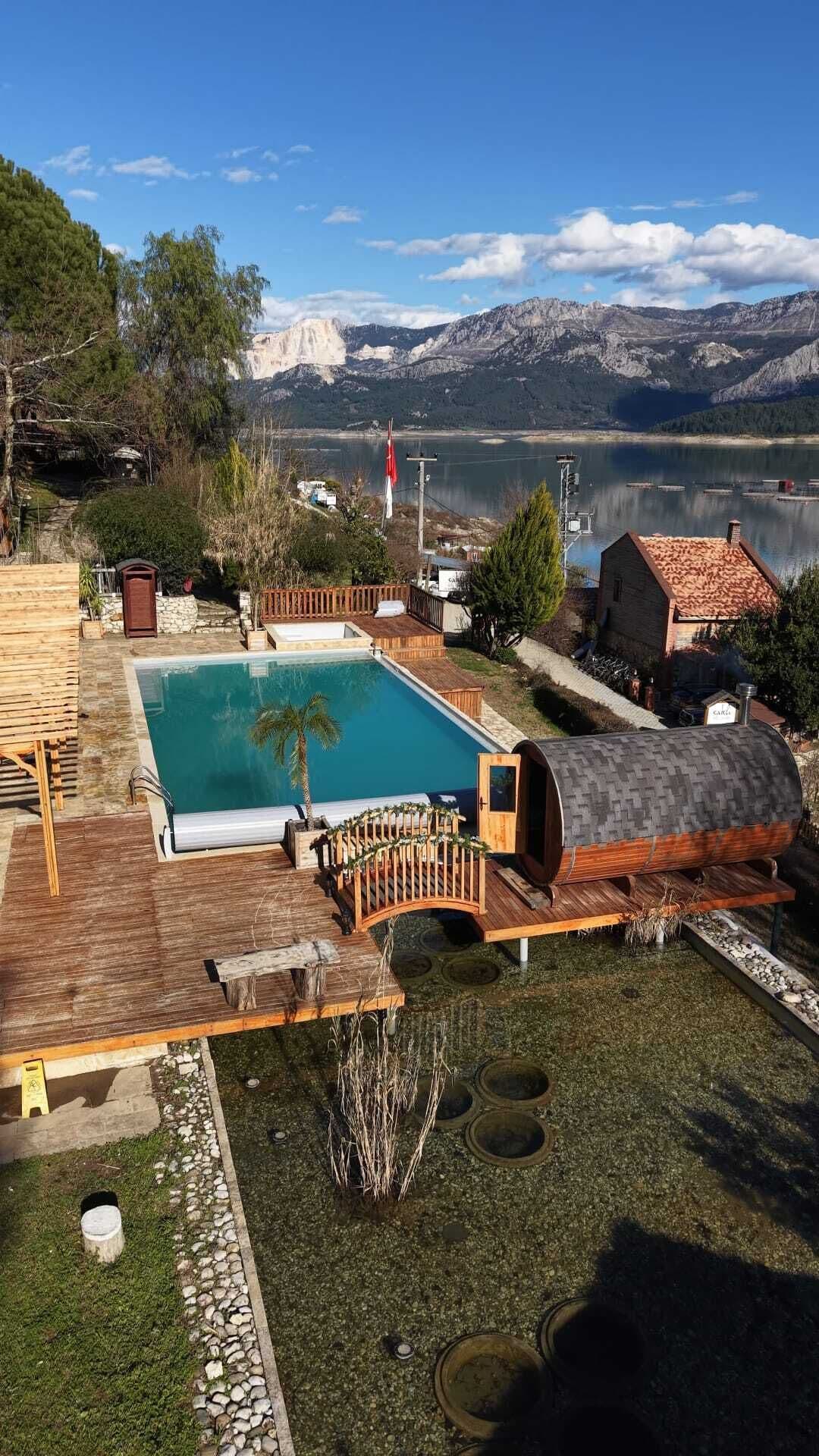Una piscina al aire libre, sillones reclinables de piscina
