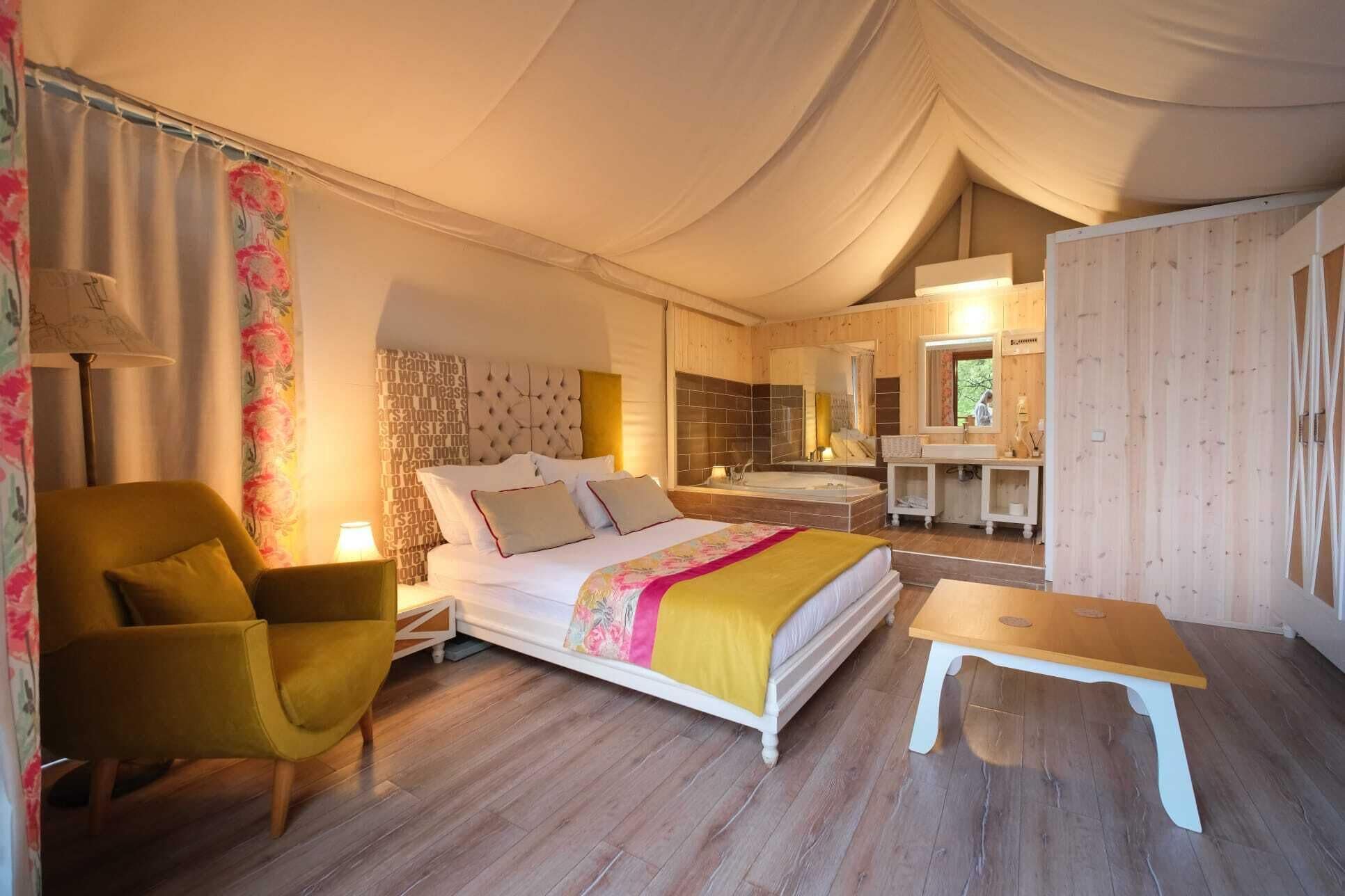 Tente, baignoire à jets | Minibar, Wi-Fi gratuit