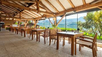 Petit déjeuner, déjeuner et dîner servis sur place