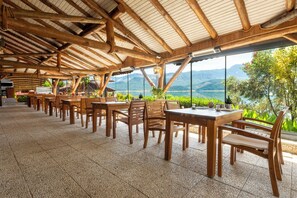 Breakfast, lunch and dinner served - Sakli Gol Evleri (Bucak)