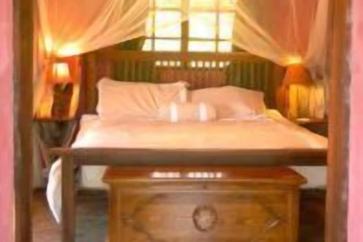 Familie suite, kitchenette, tuin (Self Catering) | Een bureau, gratis babybedden, extra bedden
