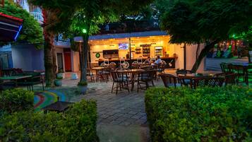 Ein Außenbereich mit Korbmöbeln und einer Bar.