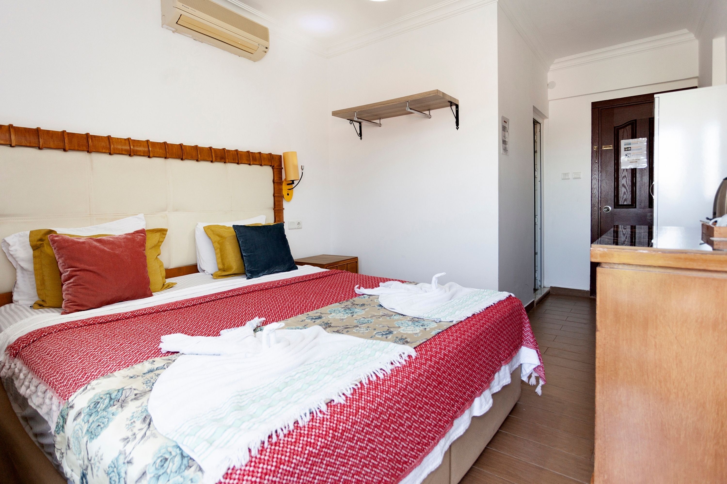standard room (king) | 1 bedroom, minibar, in-room safe, free wifi