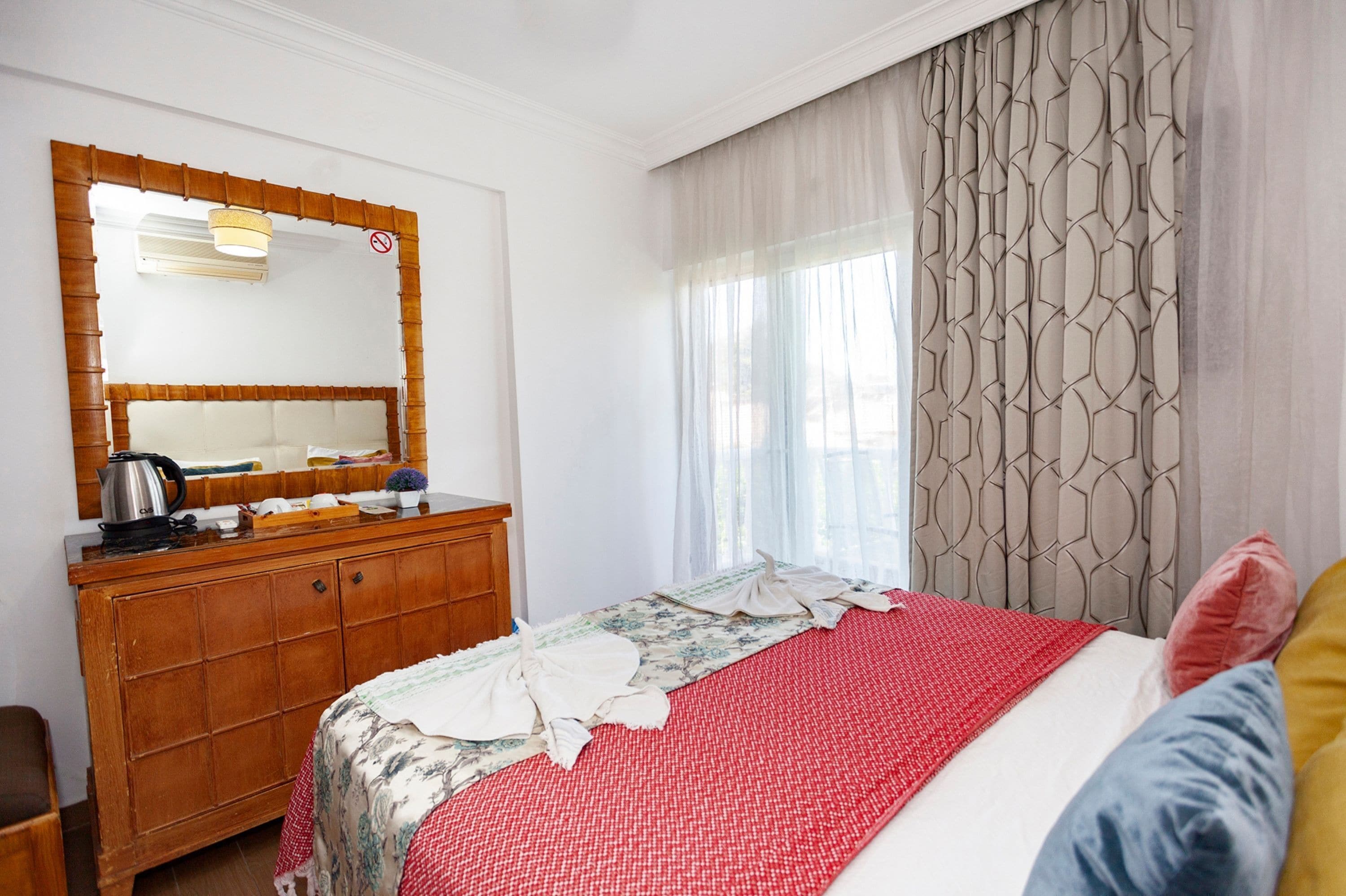 standard room (king) | 1 bedroom, minibar, in-room safe, free wifi