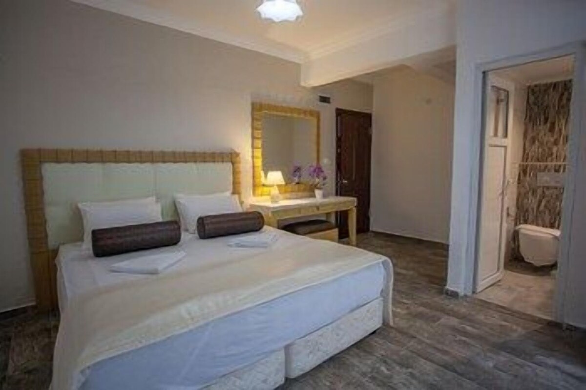 Minibar, in-room safe, WiFi (free), bed sheets