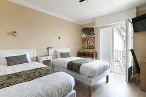 高級雙人或雙床房 | 書桌、免費嬰兒床、摺床/加床 (收費)、免費 Wi-Fi