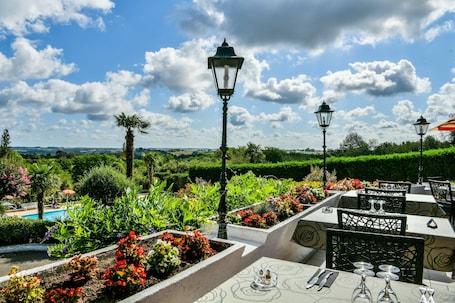 Terrace/patio. Hôtel Aux Tauzins