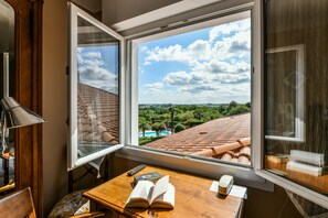 高級雙人或雙床房 | 書桌、免費嬰兒床、摺床/加床 (收費)、免費 Wi-Fi