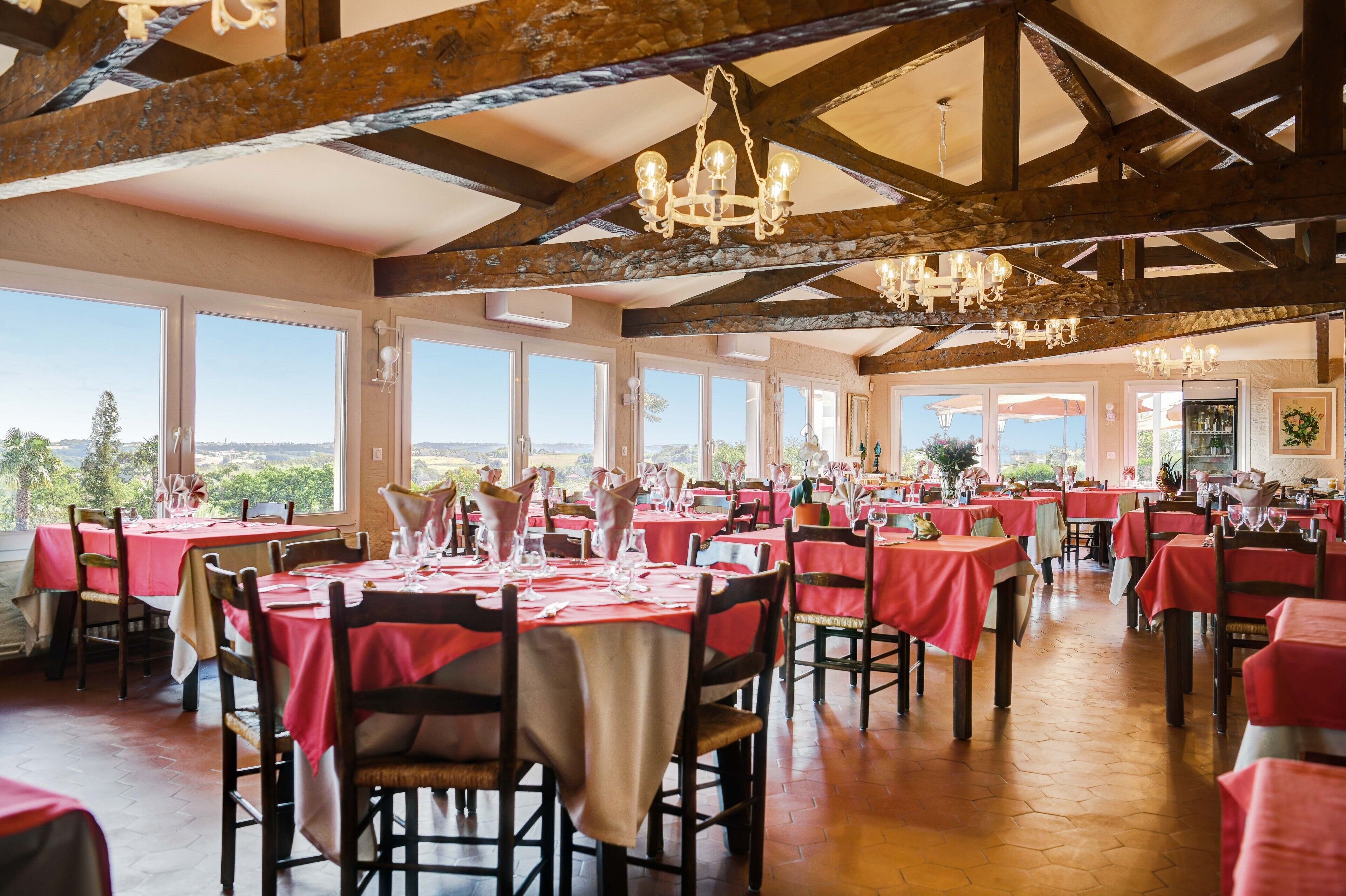 Phục vụ bữa trưa và bữa tối 