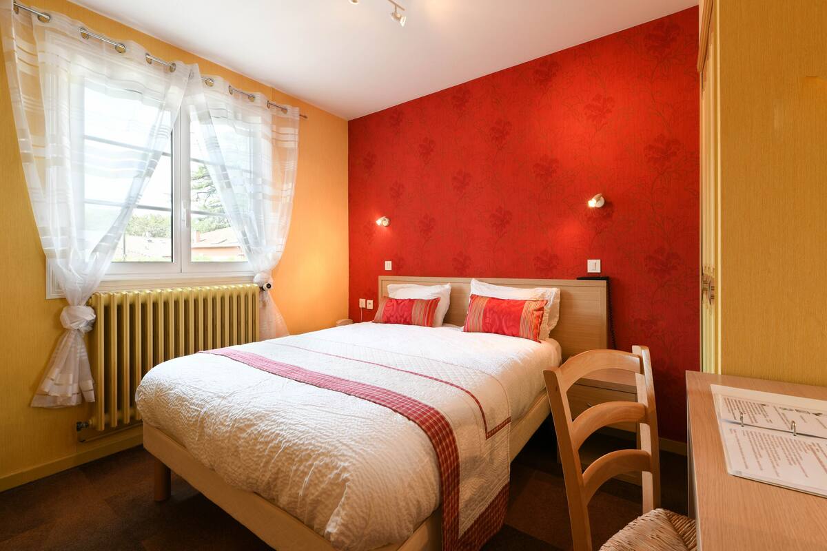 Standard-Doppel- oder -Zweibettzimmer | Schreibtisch, kostenlose Babybetten, Zustellbetten, kostenloses WLAN