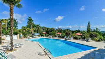 حمّام سباحة خارجي، مقاعد للتشمس