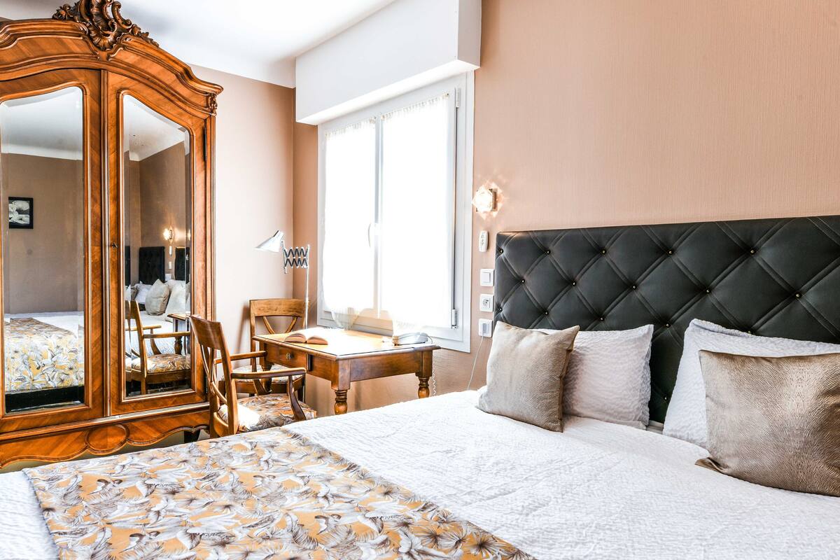 Superior-Doppel- oder -Zweibettzimmer | Schreibtisch, kostenlose Babybetten, Zustellbetten, kostenloses WLAN