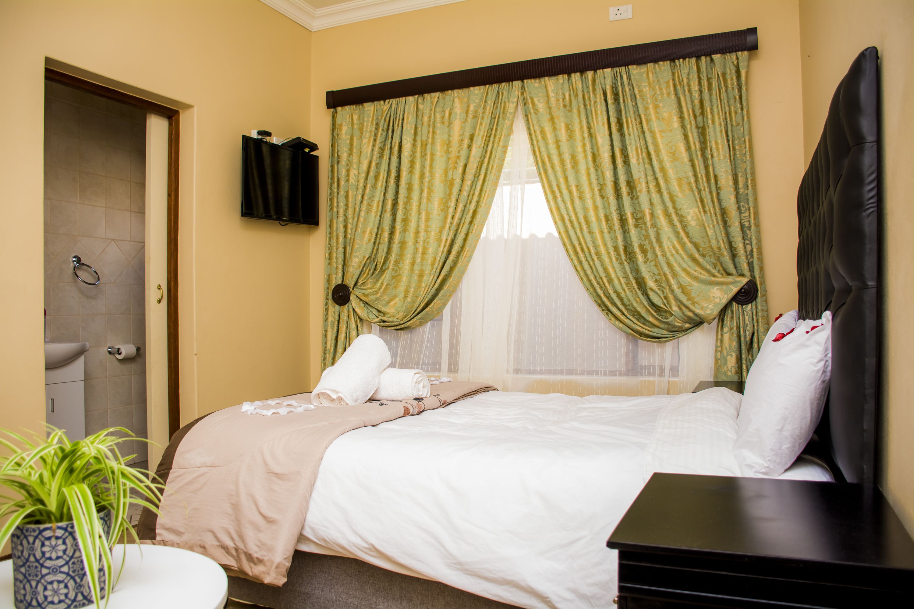 Room, 1 King Bed | Blackout curtains, free WiFi