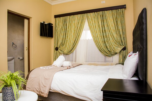 Room, 1 King Bed | Blackout curtains, free WiFi