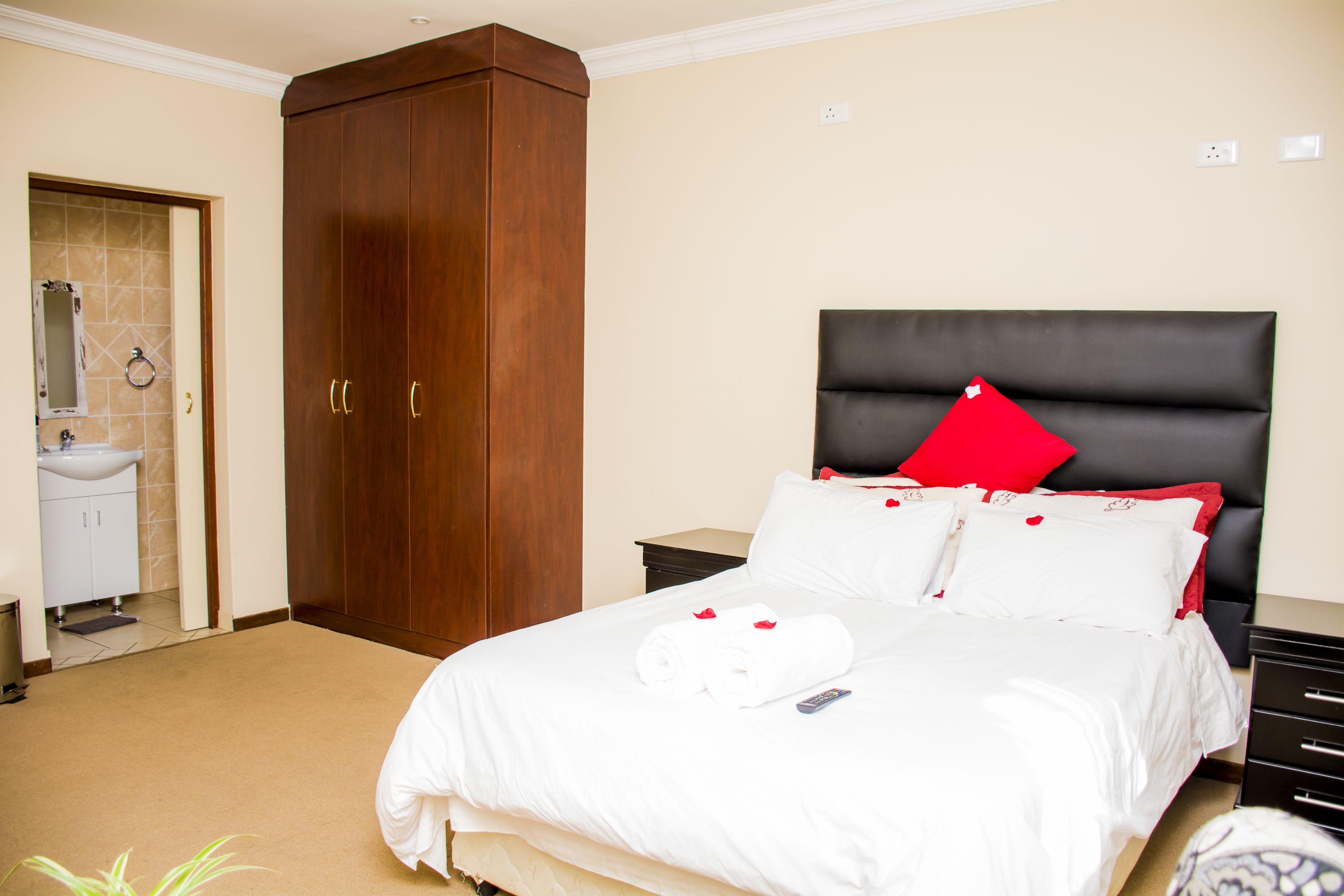 Room, 1 Queen Bed | Blackout curtains, free WiFi