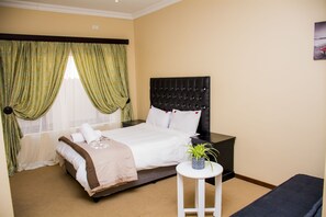 Room, 1 King Bed | Blackout curtains, free WiFi