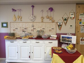 Café da manhã continental todos os dias mediante uma taxa