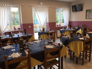 Breakfast, lunch, dinner served; Mediterranean cuisine
