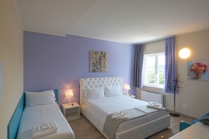 Familie driepersoonskamer | Een kluis op de kamer, een bureau, geluiddichte muren, gratis babybedden