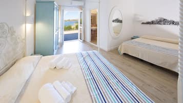 Suite familiar, 2 camas matrimoniales, vista al mar | Ropa de cama de alta calidad y minibar 