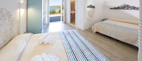 Familien-Suite, 2 Doppelbetten, Meerblick | 1 Schlafzimmer, hochwertige Bettwaren, Minibar, Zimmersafe