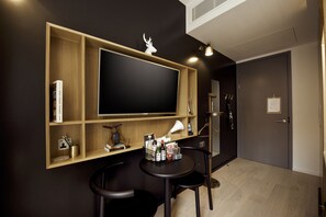 Premium bedding, minibar, in-room safe, blackout drapes - Wilde Aparthotels, London, Covent Garden (London)