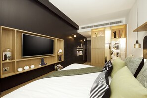 Wilde Studio Double | Seprai premium, minibar, brankas, dan tirai kedap cahaya