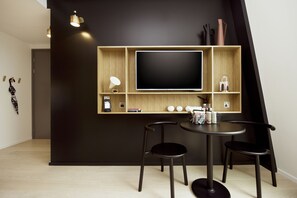 Studio Superior | Seprai premium, minibar, brankas, dan tirai kedap cahaya