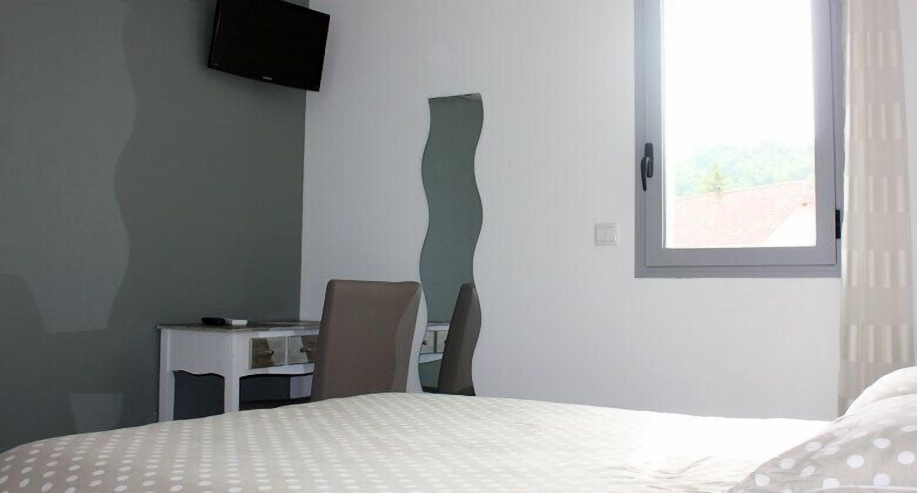 standard double room | desk, free cots/infant beds, rollaway beds, free wifi