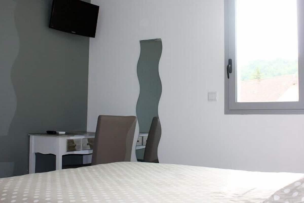 standard double room | desk, free cots/infant beds, rollaway beds, free wifi