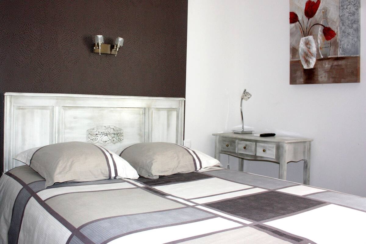 desk, free cots/infant beds, rollaway beds, free wifi