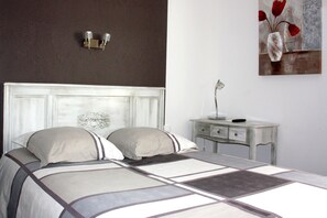 Bureau, lits bébé (gratuits), lits pliants/supplémentaires