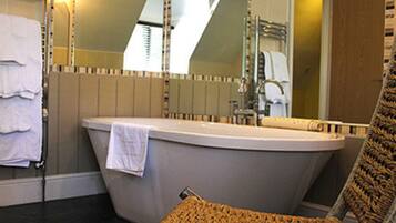 Superior Double Room | Bathroom | Combined shower/tub, free toiletries, hair dryer, towels