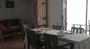 Breakfast, lunch, dinner served; local and international cuisine - La Villa Blanche (Dakar)