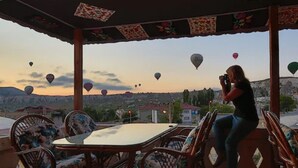 Outdoor dining - ShoeString Stone House (Nevsehir)