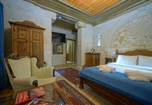 Minibar, espacio para trabajar con laptop y cortinas blackout